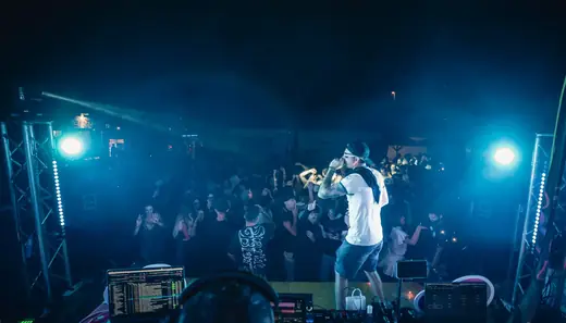 Il palco illuminato dai fari ciano
