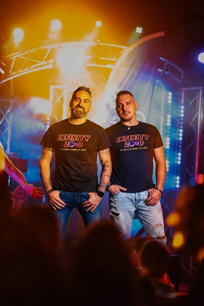 Fabio Tezza e Davide LeGamel sul palco, davanti alle luci