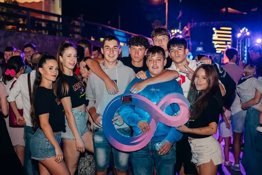 Un gruppo di ragazzi con il gonfiabile a forma di infinito